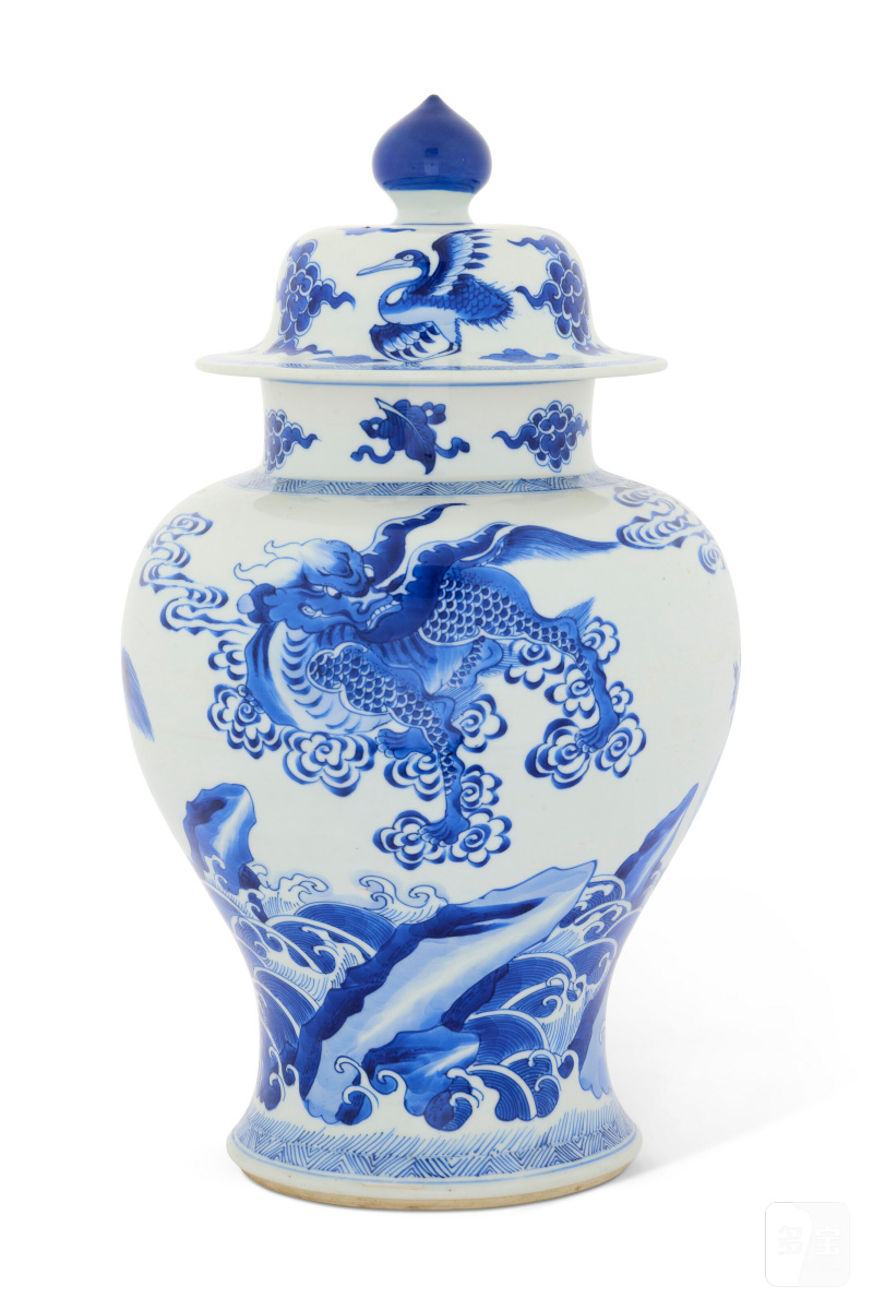 GRANDE POTICHE COUVERTE EN PORCELAINE BLEU BLANC À DÉCOR DE QILIN  CHINE, DYNASTIE QING, ÉPOQUE KANGXI (1662-1722)